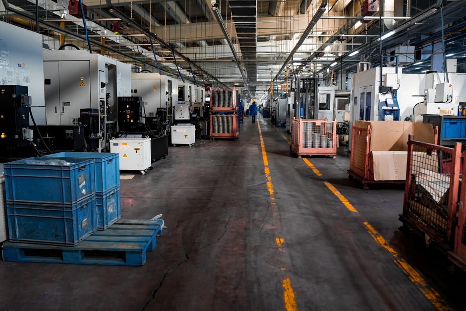 Top universities in USA for industrial engineering shown in a modern manufacturing facility